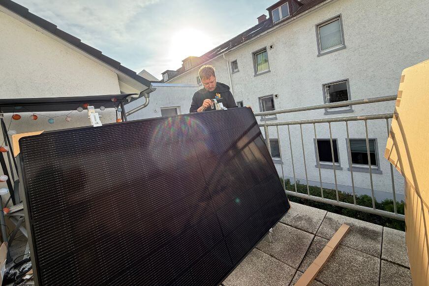 Die Montage der Balkonkraftwerk Halterung am Balkonstrom Solarmodul durch einen der Experten von Smart Home Fox im Test.